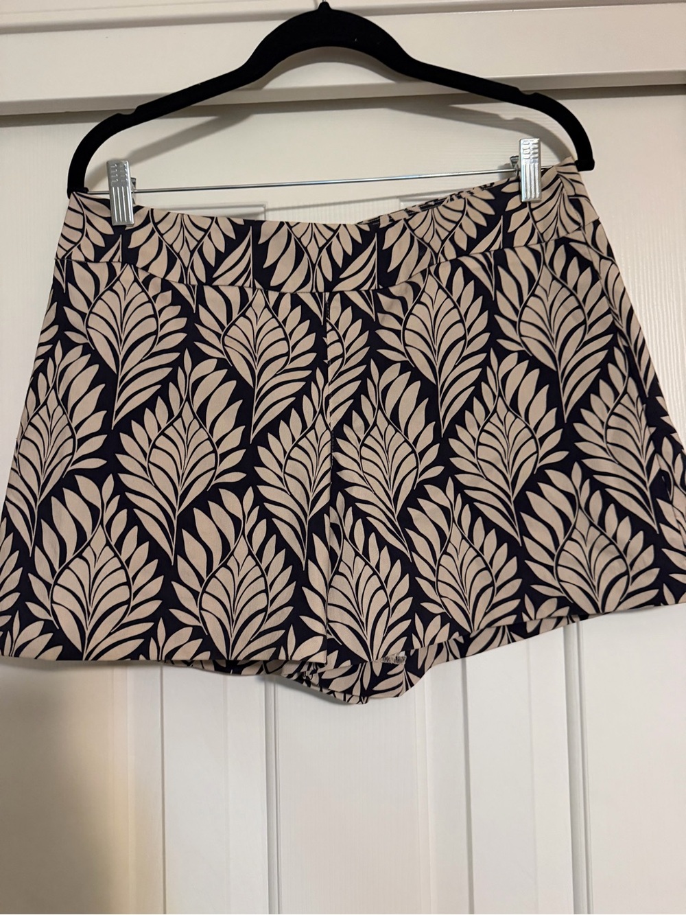 Leaf-Print Pull-On Women’s Shorts in Beige and Navy